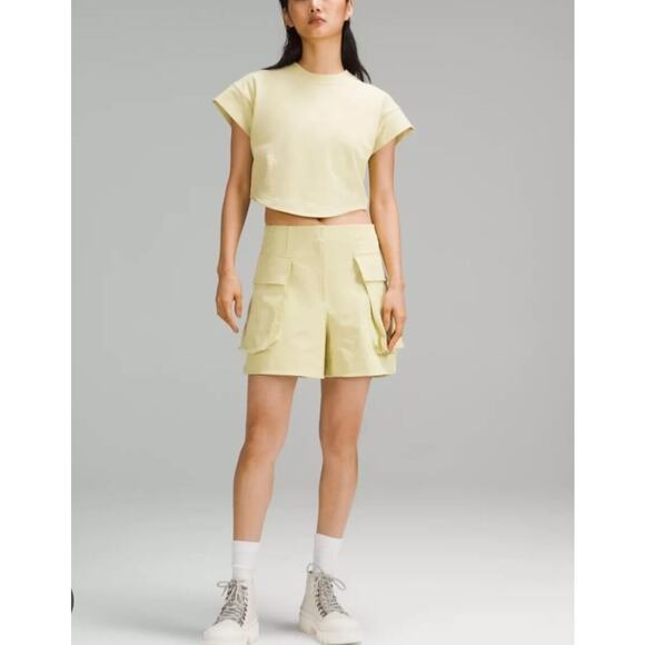 Lululemon women Relaxed-Fit Super-High-Rise Cargo Short 4" finch yellow size 0